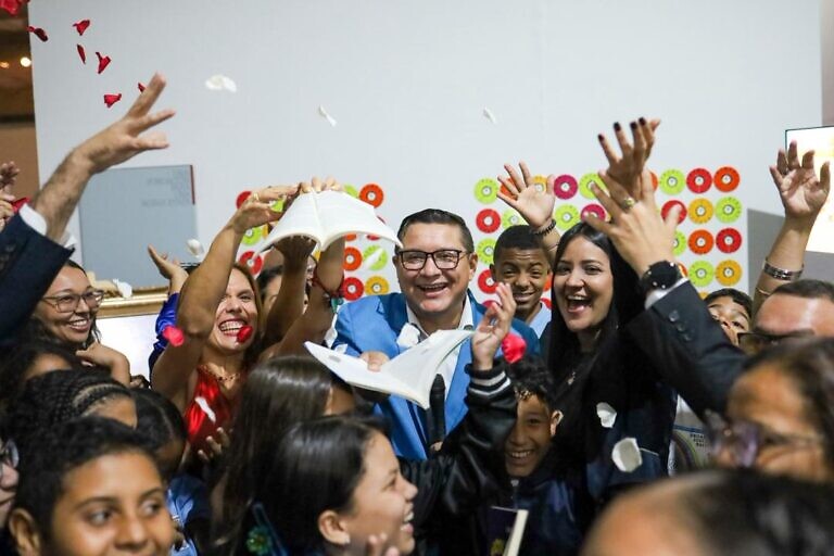 Carlos Sierra presentó “Más Allá de la Locura” en la Feria del Libro de Caracas y anuncia su traducción al árabe