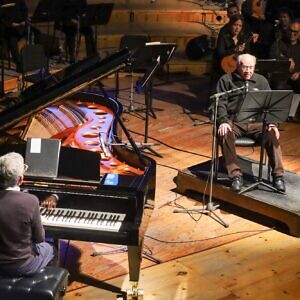 El maestro Jesús Sevillano celebra 93 años de vida con cantos de navidad