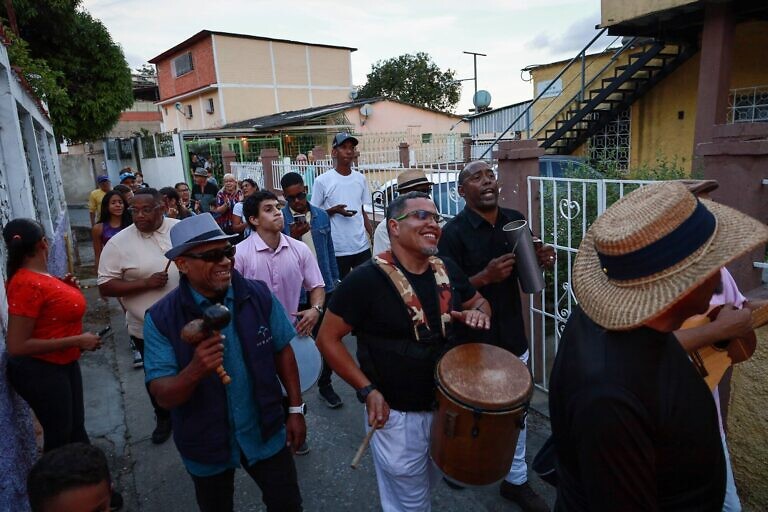 La Navidad llegó a la parroquia Coche con el Grupo Madera y “Wilfredo y sus parranderos”