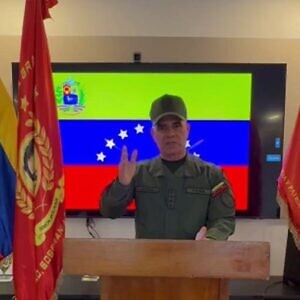 Ministro de Defensa: Estados Unidos disparó cohetes que impactaron en urbanismos de población civil