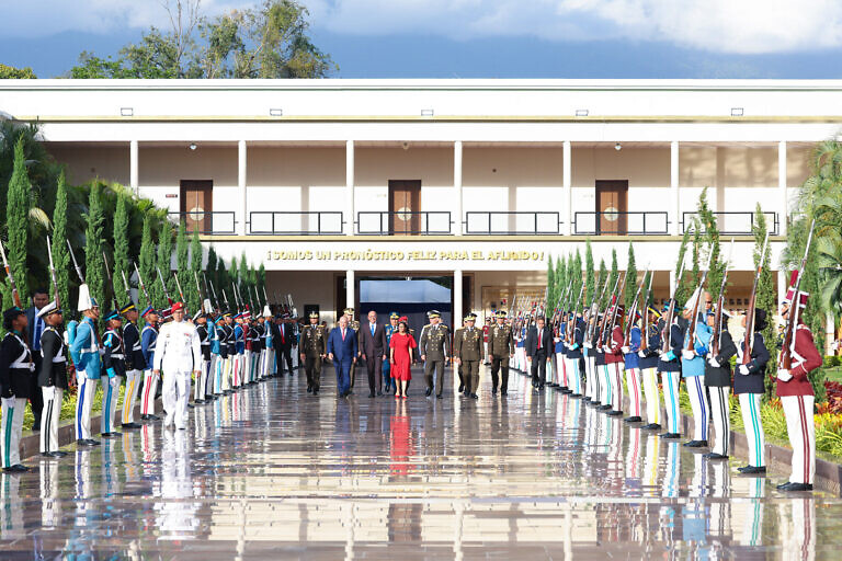 Presidenta Encargada recibió insignias como Comandante en Jefe de la Fuerza Armada Nacional Bolivariana