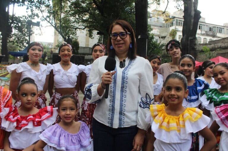 Toma Cultural regala arte y tradiciones a residentes de la parroquia Altagracia