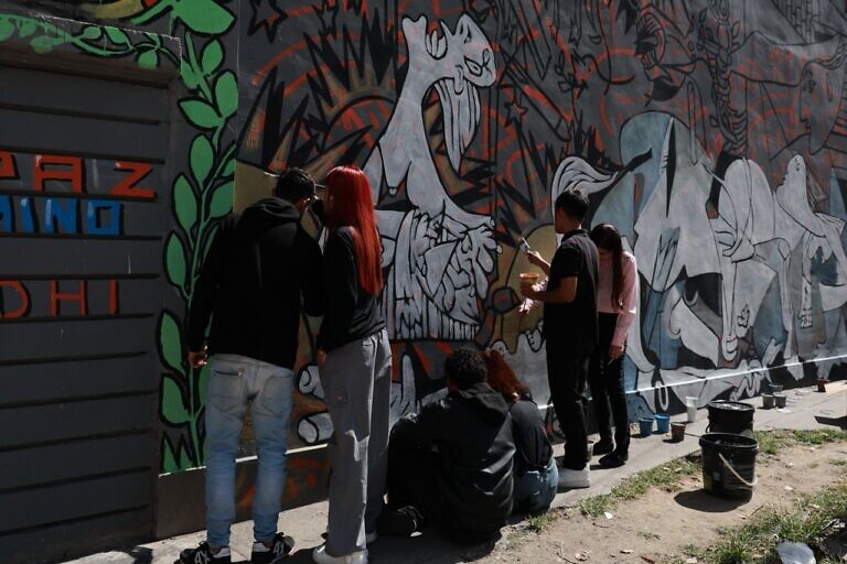Colectivo artístico crea mural inspirado en “El Guernica” de Picasso, para denunciar bombardeo del 3 de enero y hacer llamado a la paz