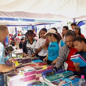 Juventud venezolana recibe la colección 25 para el 25 para fortalecer la lectura y la identidad latinoamericana