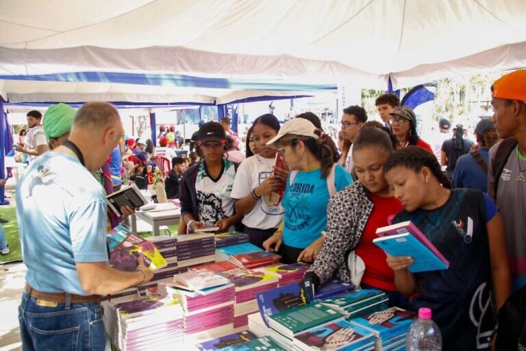 Juventud venezolana recibe la colección “25 para el 25” para fortalecer la lectura y la identidad latinoamericana