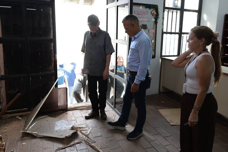 Biblioteca dañada en La Guaira por ataque estadounidense será rehabilitada integralmente, anunció ministro Villegas (+Fotos de los daños)