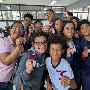 Movimiento Corazón Artesano celebra Fiesta de las Muñecas con jóvenes estudiantes