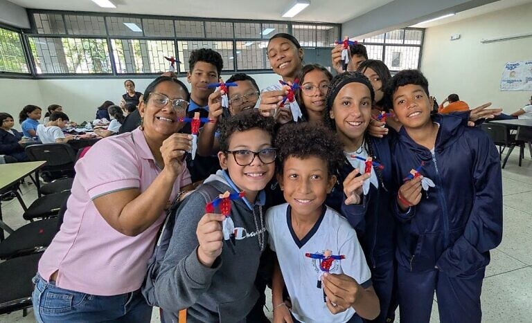 Movimiento Corazón Artesano celebra Fiesta de las Muñecas con jóvenes estudiantes