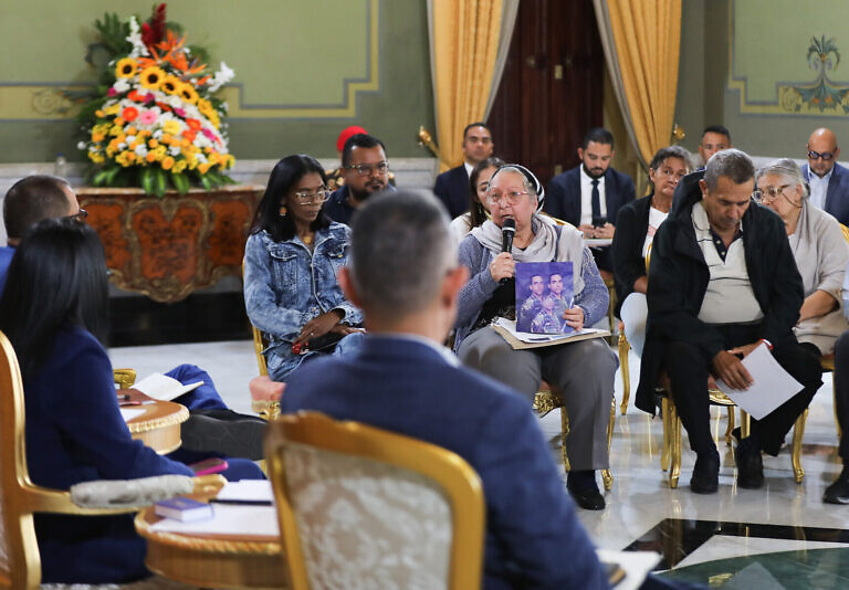 Madres de Ramzor Bracho y Orlando Figuera, asesinados en protestas opositoras de 2014 y 2017, piden justicia en reunión con Delcy Rodríguez