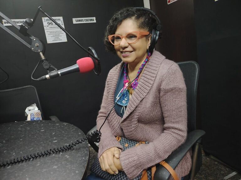 Carmen Poleo: Tejiendo memoria e identidad a través de la muñequería tradicional