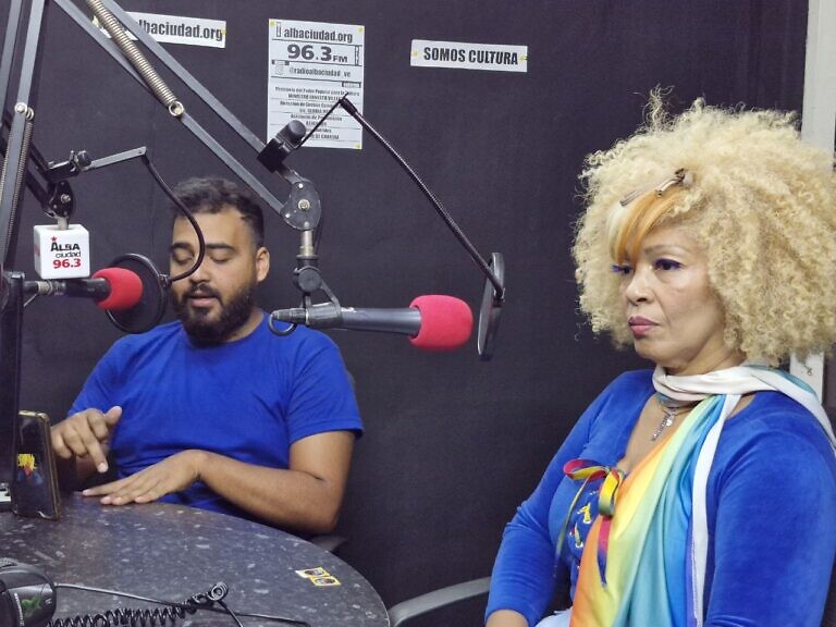 Arepa o Muerte: La comedia satírica que defiende la arepa como símbolo de identidad y resistencia cultural venezolana