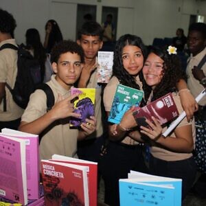 Estudiantes en la parroquia Coche emocionados con entrega de libros 25 para el 25