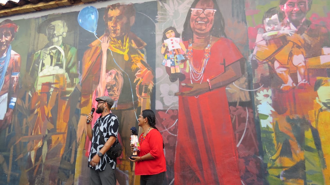 Karina Rivas, la muñequera de Petare: “Verme reflejada en un mural es un compromiso mayor con mi pueblo y con la tradición”