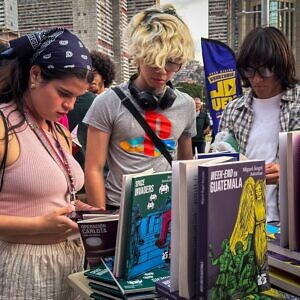 Entregaron libros de la colección “25 para el 25” en la plaza de la Juventud