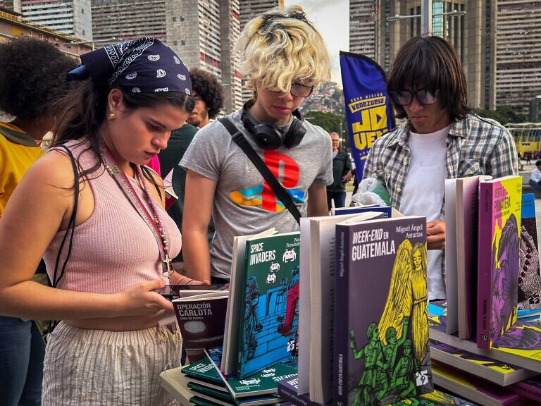 Entregaron libros de la colección “25 para el 25” en la plaza de la Juventud