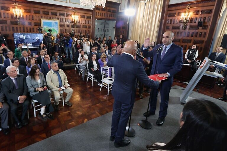 Juramentan al Fiscal General Larry Davoe y al Defensor del Pueblo Tarek William Saab como encargados temporales