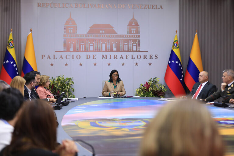 Delcy Rodríguez encabezó reunión de delegaciones de Venezuela y Colombia