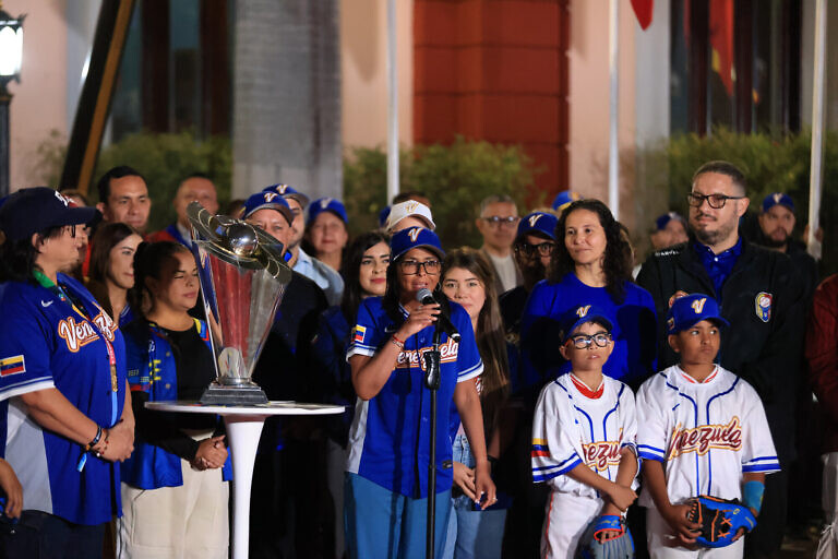 Delcy Rodríguez recibe Copa del Clásico Mundial de Béisbol
