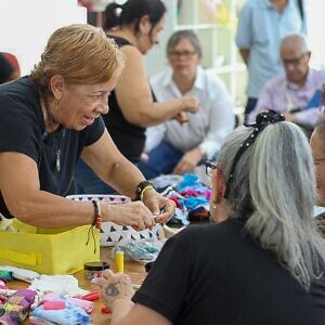 Artesanas celebran el Premio Nacional de Cultura con un taller de muñequería en Tienda Red de Arte