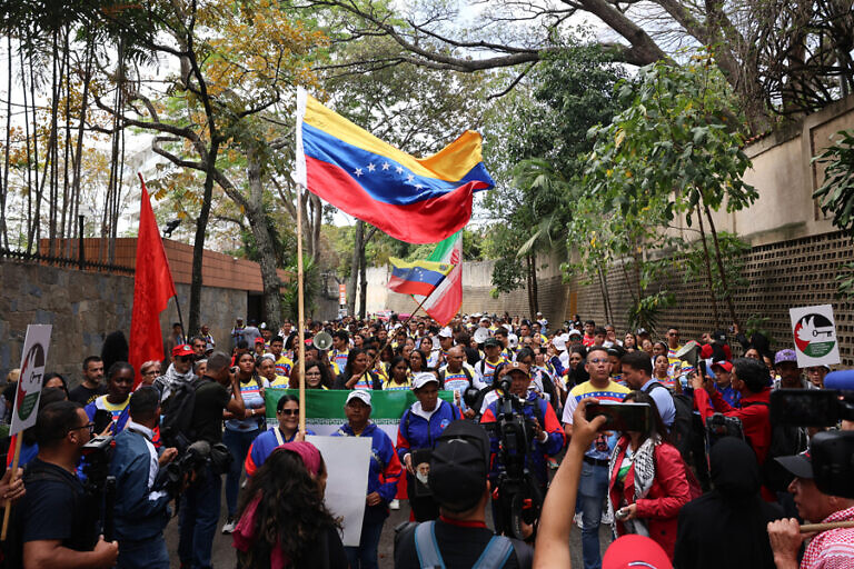 Movimientos venezolanos marcharon hasta la embajada de Irán en rechazo a los bombardeos de EE.UU. e Israel