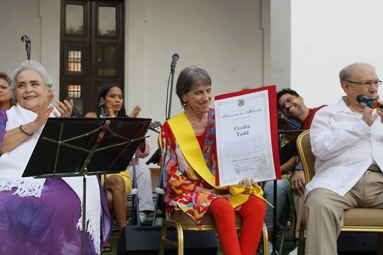 Cecilia Todd recibe Orden Francisco de Miranda en su cumpleaños número 75