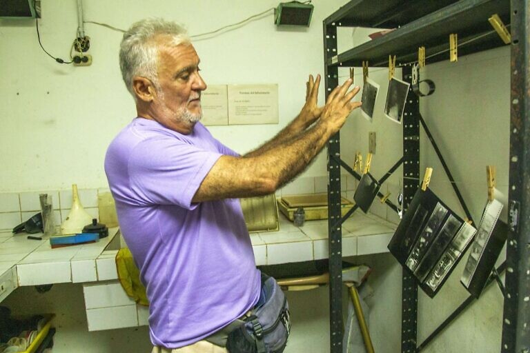 Procesos Antiguos: Taller de fotografía analógica invita a redescubrir la magia del laboratorio en el Museo de Bellas Artes