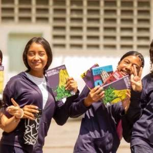 Despiertan curiosidad lectora en jóvenes de Caricuao con obras del Boom Latinoamericano
