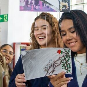 Cenal inauguró exposición “Postales Lectoras” en Biblioteca para Niños, Niñas y Adolescentes Mamá Rosa