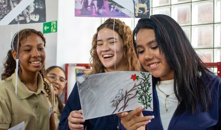 Cenal inauguró exposición “Postales Lectoras” en Biblioteca para Niños, Niñas y Adolescentes Mamá Rosa