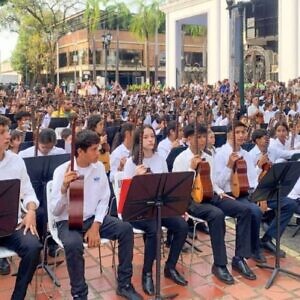 600 cuatristas hicieron vibrar la Plaza Bolívar de Barinas