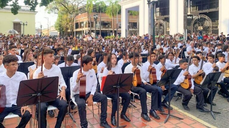 600 cuatristas hicieron vibrar la Plaza Bolívar de Barinas