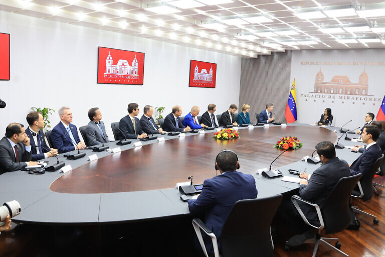 Delcy Rodríguez insiste a Trump levantar sanciones para potenciar la inversión en Venezuela