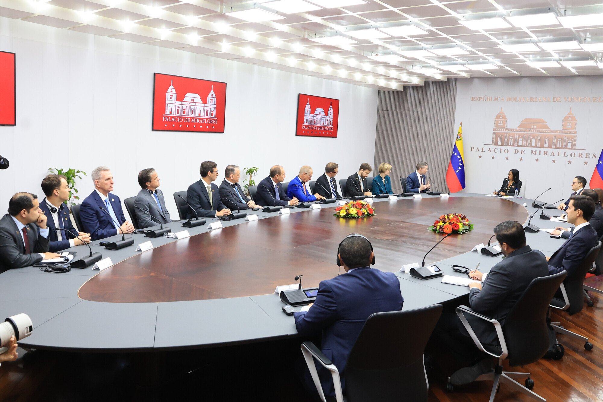 Delcy Rodríguez insiste a Trump levantar sanciones para potenciar la inversión en Venezuela