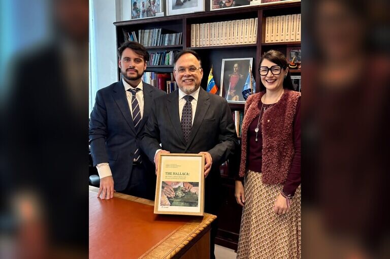 Delegación venezolana ante la Unesco recibe el expediente de la hallaca para su inscripción como patrimonio