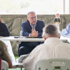 Ministro Cazal y artesanos evaluaron proyectos con miras a incrementar la producción en el sector
