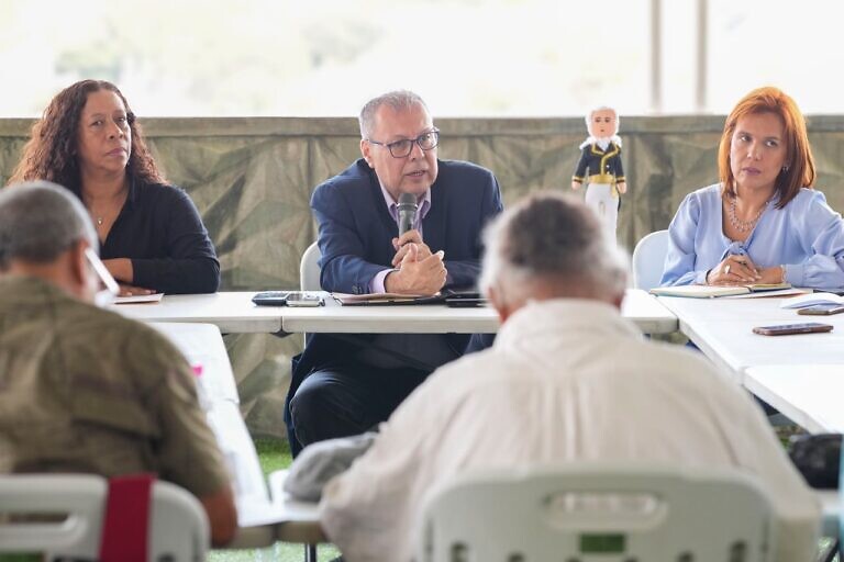 Ministro Cazal y artesanos evaluaron proyectos con miras a incrementar la producción en el sector