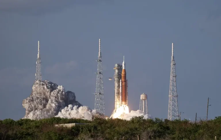 Despegue histórico de Artemis II: La NASA lanza una misión tripulada rumbo a la Luna después del medio siglo