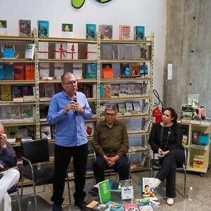 Realizaron homenaje a Earle Herrera en el Día Internacional del Libro