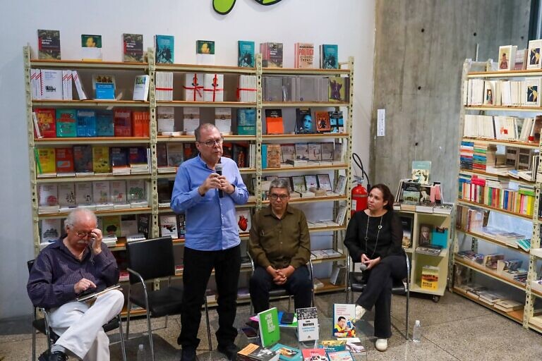 Realizaron homenaje a Earle Herrera en el Día Internacional del Libro