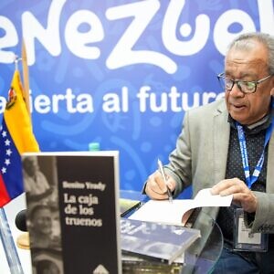 Benito Yrady presente en la 38.ª Feria del Libro de Bogotá con sus libros La caja de los truenos y la Historia del señor Cody