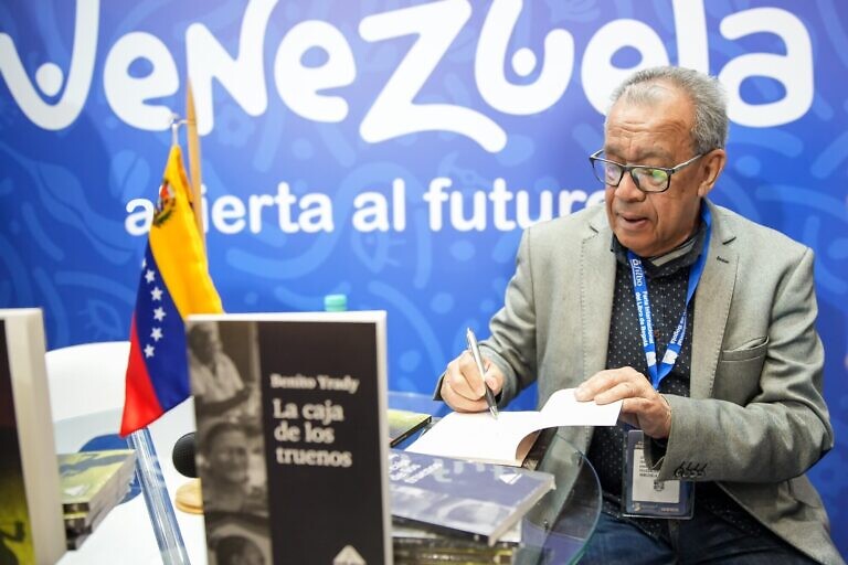 Benito Yrady presente en la 38.ª Feria del Libro de Bogotá con sus libros “La caja de los truenos” y “la Historia del señor Cody”
