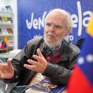 Luis Britto García presentó en la Feria del Libro de Bogotá su compilación teatral Dramas de la Patria