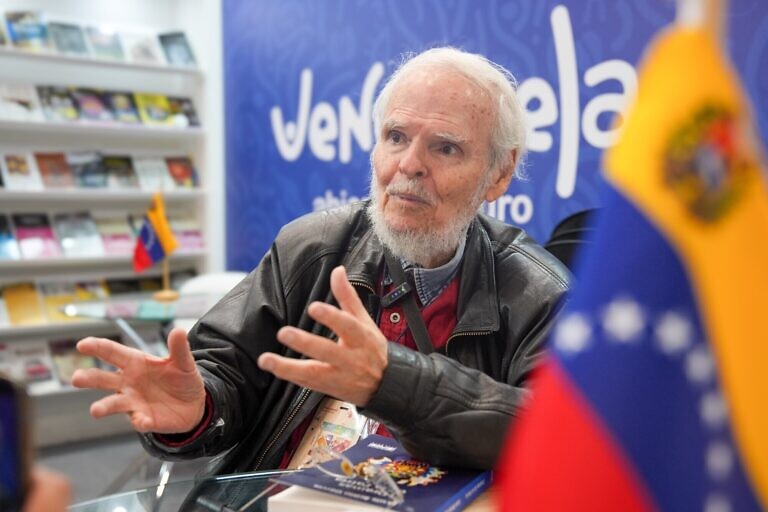 Luis Britto García presentó en la Feria del Libro de Bogotá su compilación teatral “Dramas de la Patria”