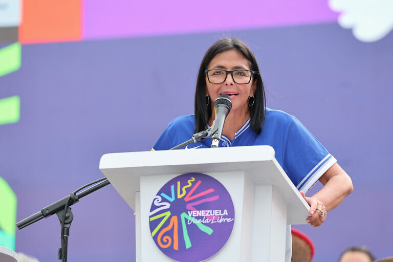 Delcy Rodríguez anuncia aumento de ingreso mínimo mensual a $240 y pensiones a $70