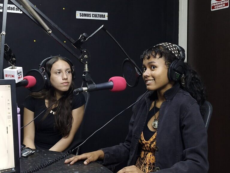 “Puntos suspensivos”: La obra que lleva el Caracazo al teatro del absurdo desde la mirada joven 🗓