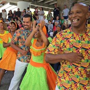 La agrupación Tradiciones de Venezuela cautivó al público en la Plaza Juan Pedro López del BCV