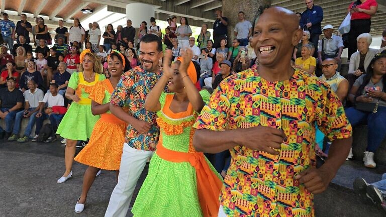La agrupación “Tradiciones de Venezuela” cautivó al público en la Plaza “Juan Pedro López” del BCV