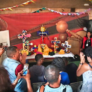 Homenajearon a la Cruz de Mayo con cantos, décimas y repiques en el Centro Simón Bolívar