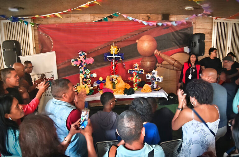 Homenajearon a la Cruz de Mayo con cantos, décimas y repiques en el Centro Simón Bolívar
