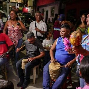 El tambor tiene un ser vivo adentro: Cultores venezolanos defienden la esencia espiritual de la Cruz de Mayo en Alba Ciudad
